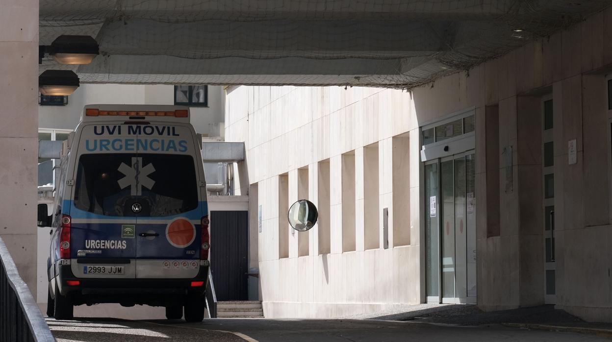 Una ambulancia en Urgencias del Puerta del Ma.