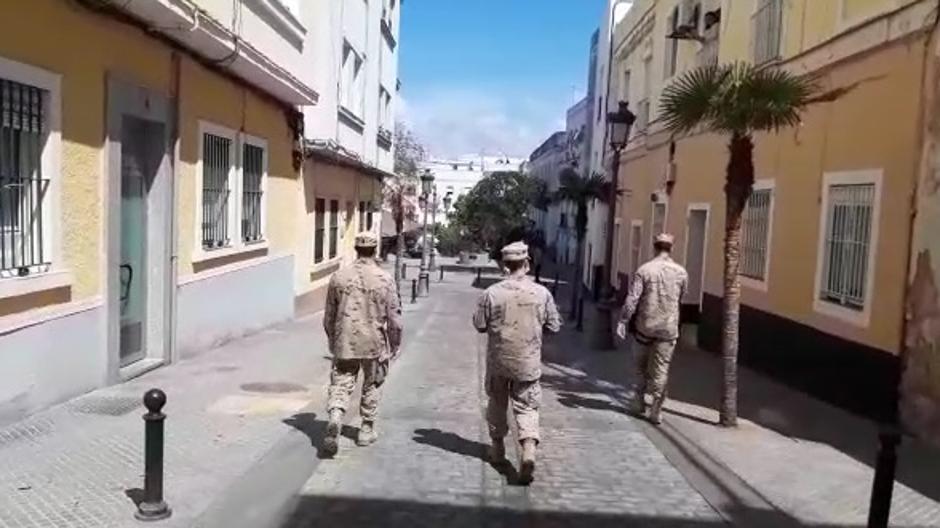 Vídeo: Emotivo aplauso a los militares por su labor contra el coronavirus en el barrio de Santa María