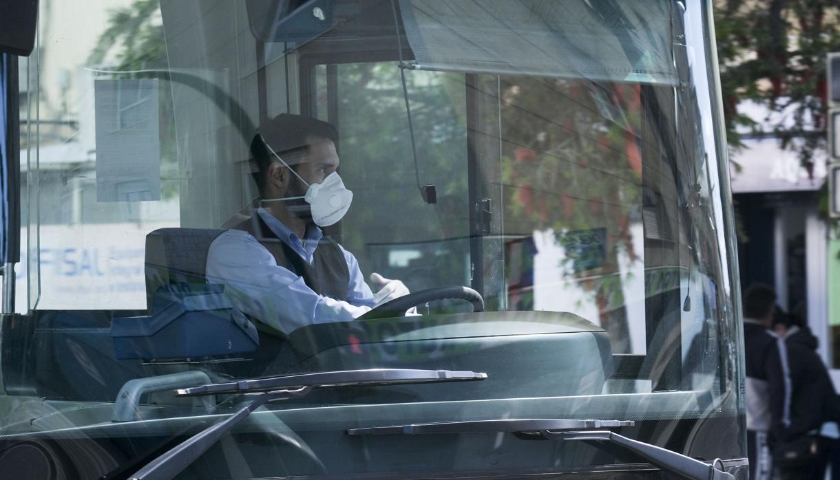 Un conductor de autobús de Cádiz, protegido con mascarilla.