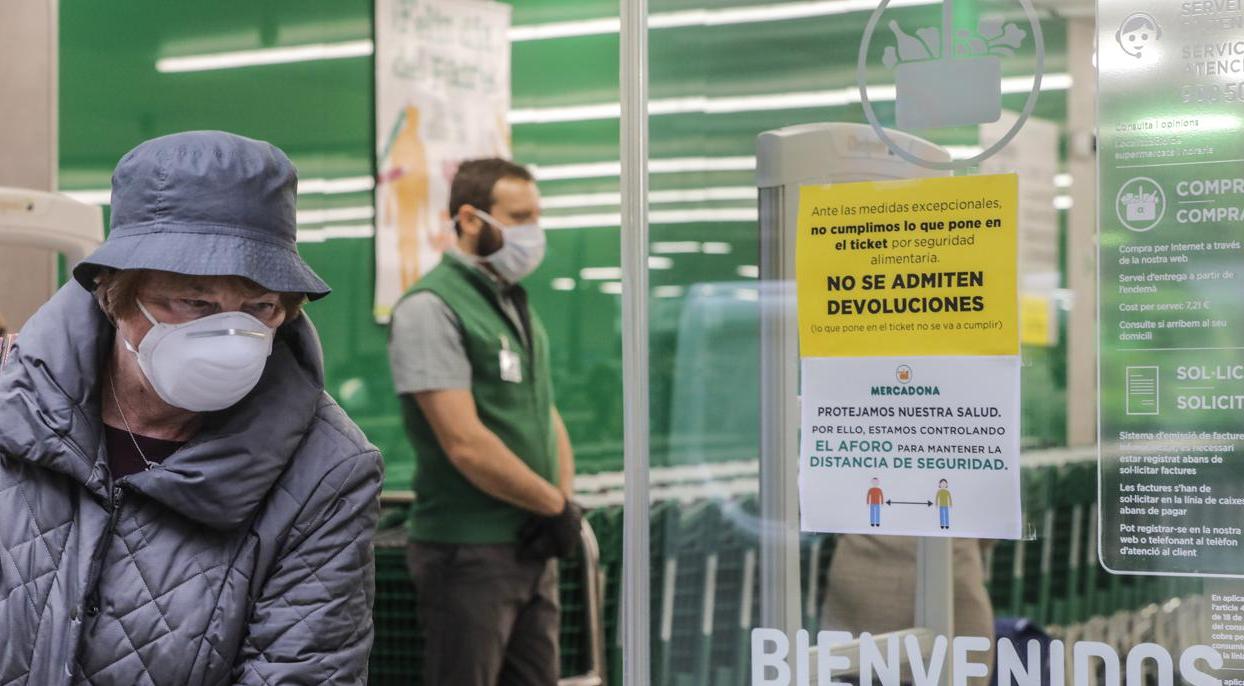 Foto de archivo de una señora haciendo sus compras tras entrar en vigor el estado de alarma.