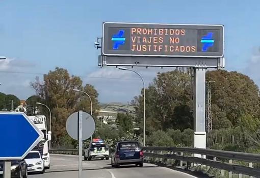 La Guardia Civil controla los desplazamientos en las carreteras de Cádiz