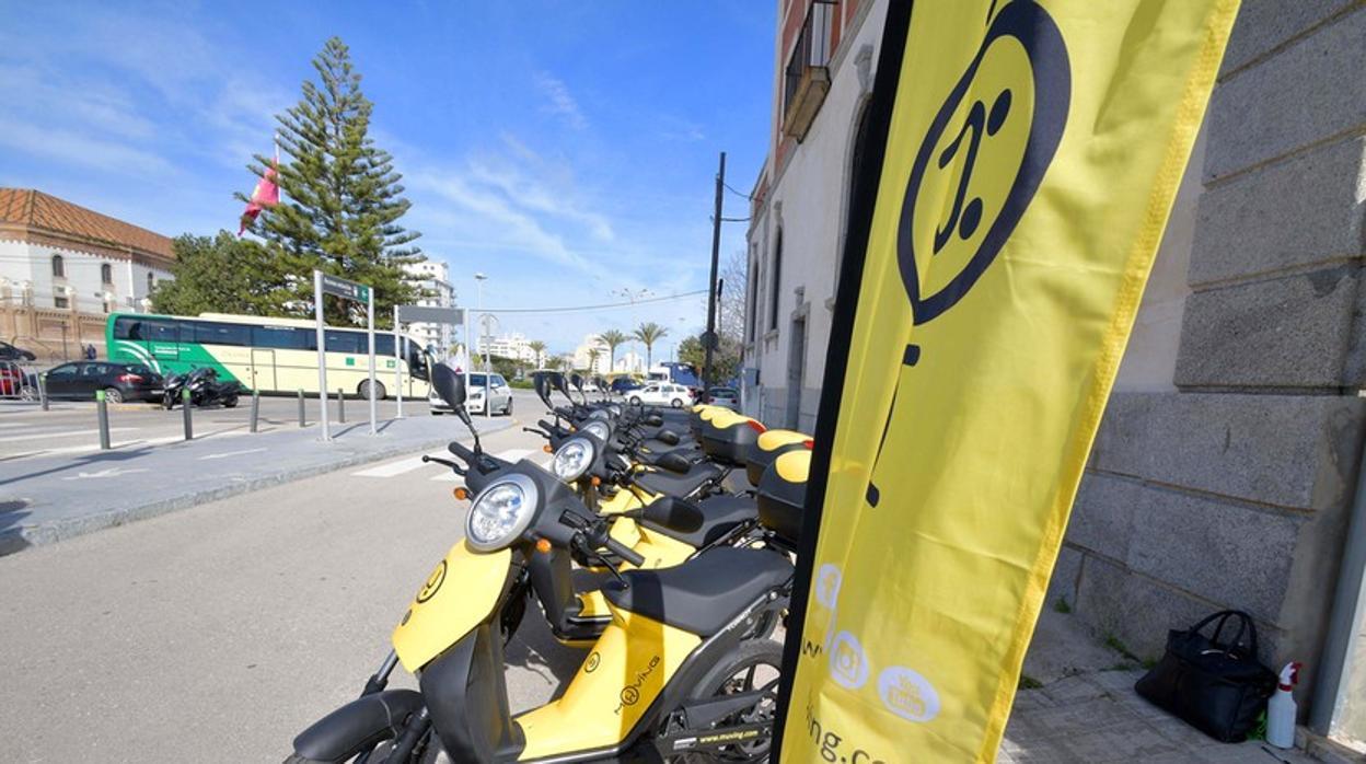 Muving cede seis motos eléctricas al Ayuntamiento de Cádiz para prestar servicios sociales