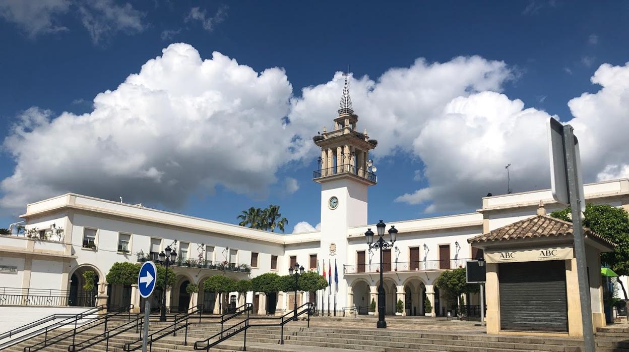 Plaza del Ayuntamiento de Marchena en estos días de confinamiento.