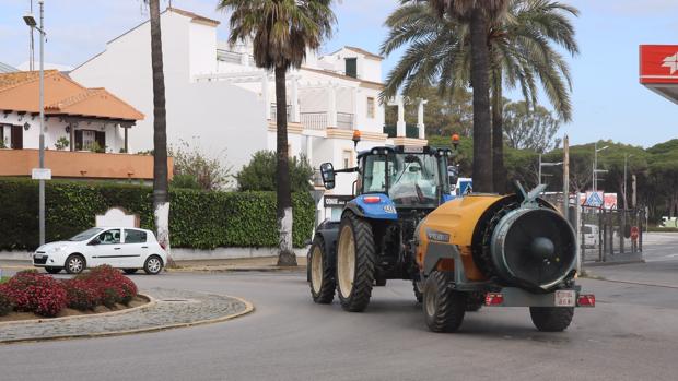 Cuatro tractores desinfectan las calles del término municipal de Barbate