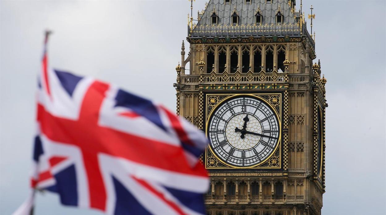 Bandera del Reino Unido con el Big Ben al fondo