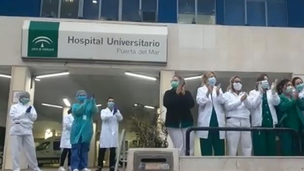 Vídeo: Aplauso compartido en el hospital Puerta del Mar de Cádiz para luchar contra el coronavirus