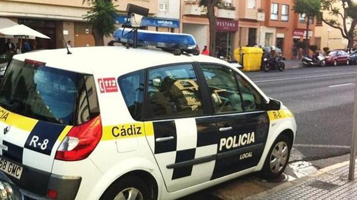 Foto de archivo de un coche de policía local en Cádiz.