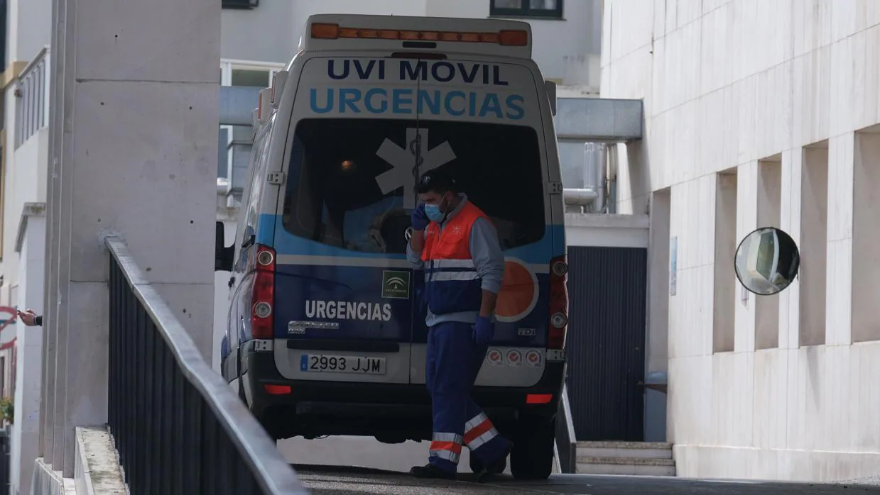 Un trabajador sanitario de la UVI móvil en urgencias del hospital Puerta del Mar.
