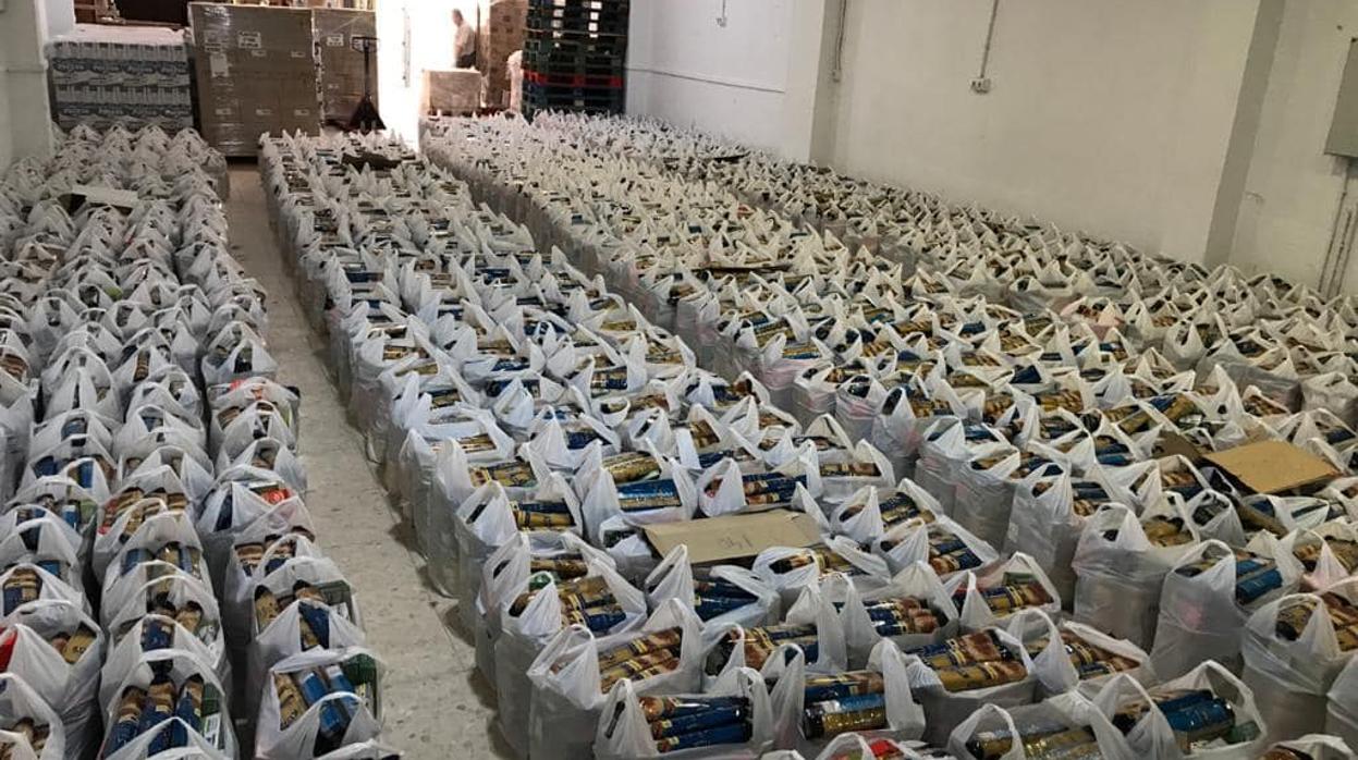 Las bolsas de alimentos aguardan ser entregadas a las familias con más necesidades de Guillena