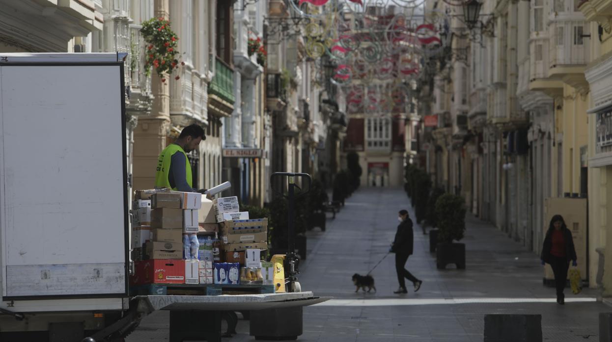 Un trabajador descarga productos de un camión en Cádiz.