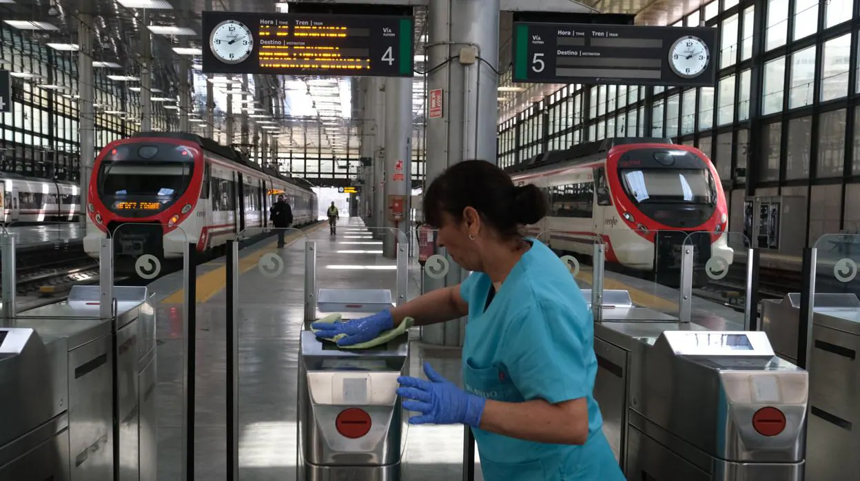 Lucha contra el coronavirus en la estación de tren de Cádiz