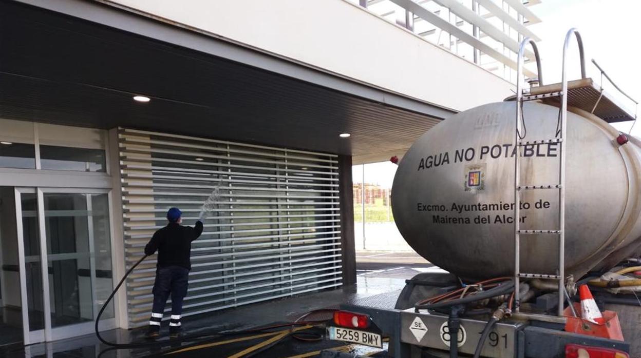 Operarios del Ayuntamiento de Mairena del Alcor trabajan a destajo ahora mismo