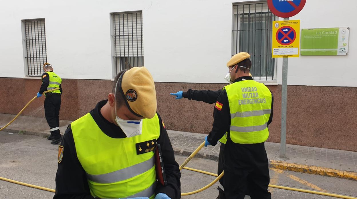 La UME desinfectó las instalaciones de la Residencia de Mayores La Caridad de Lebrija, complementando los trabajos realizados por el Ayuntamiento