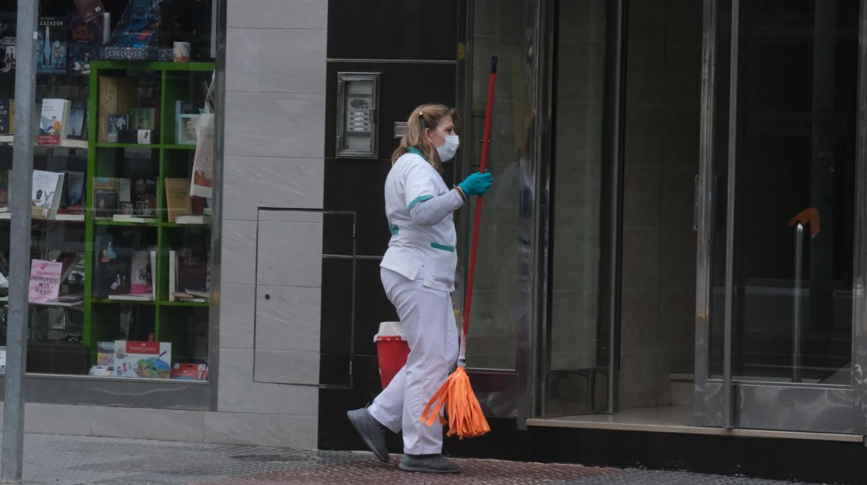 Las limpiadoras continúan trabajando durante el Estado de Alarma.