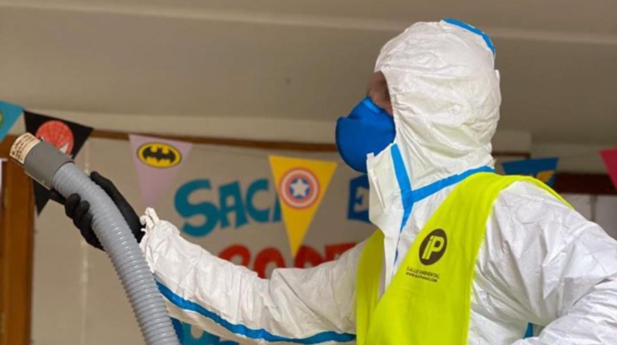 Técnico profesional desinfecta en un colegio de San Fernando