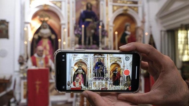 Cádiz vive un Domingo de Ramos inusual sin perder la fe y el fervor