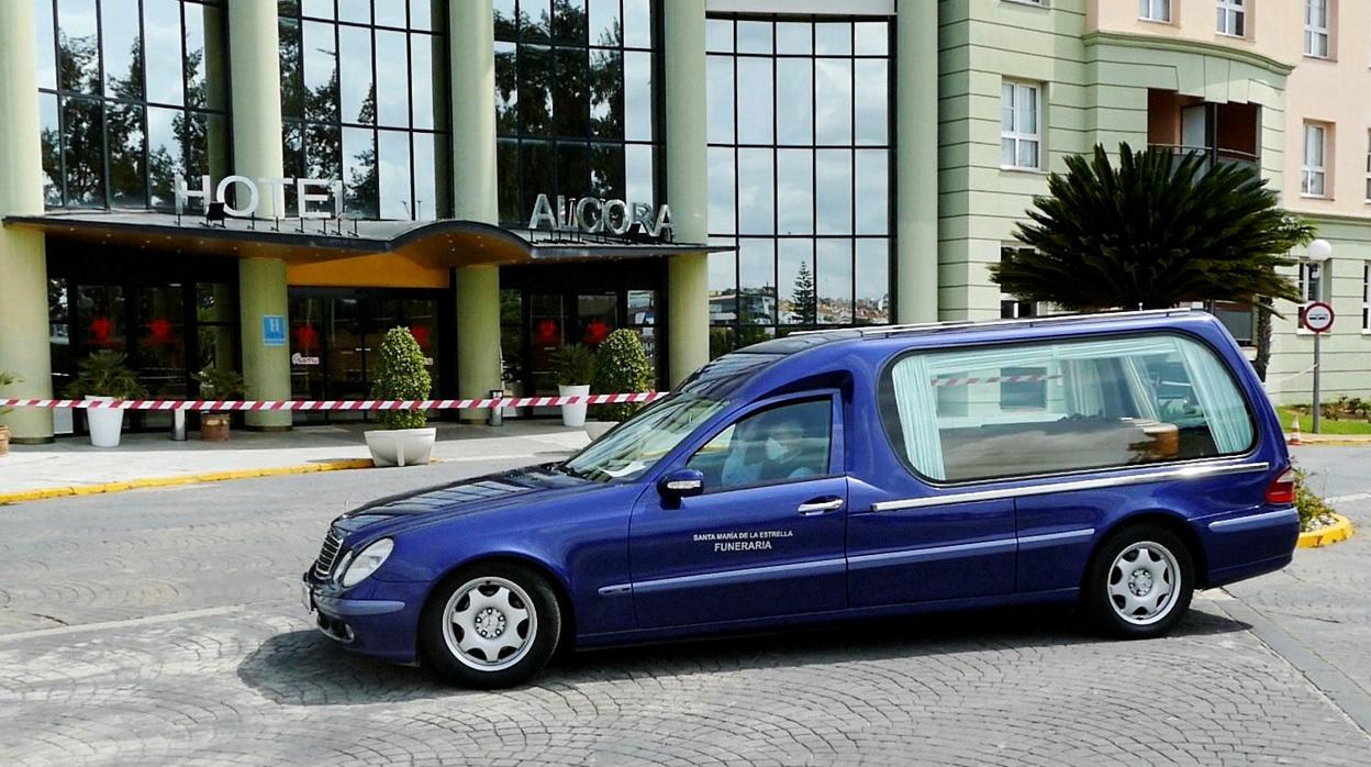 Un coche fúnebre a la entrada del hotel Alcora