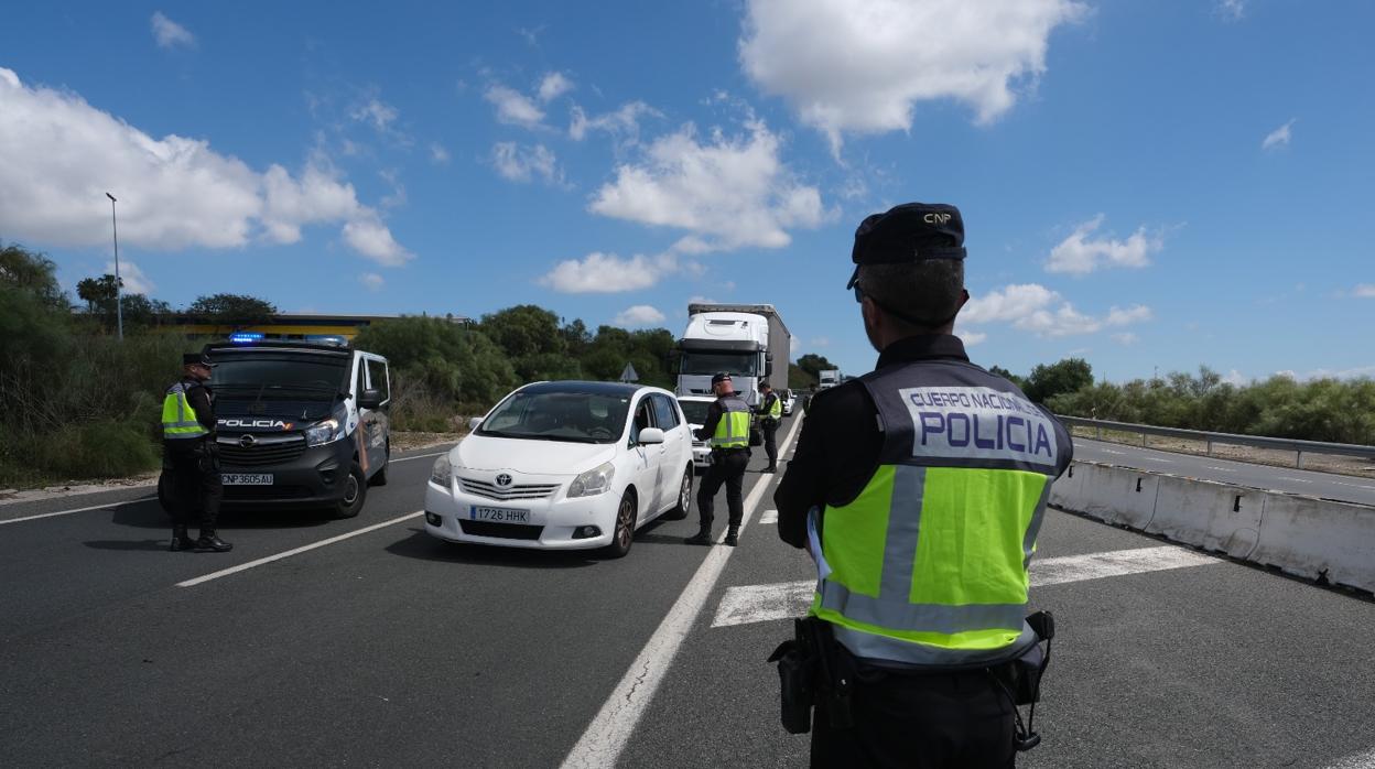 Control de la Policía Nacional en la entrada por Aqualand.