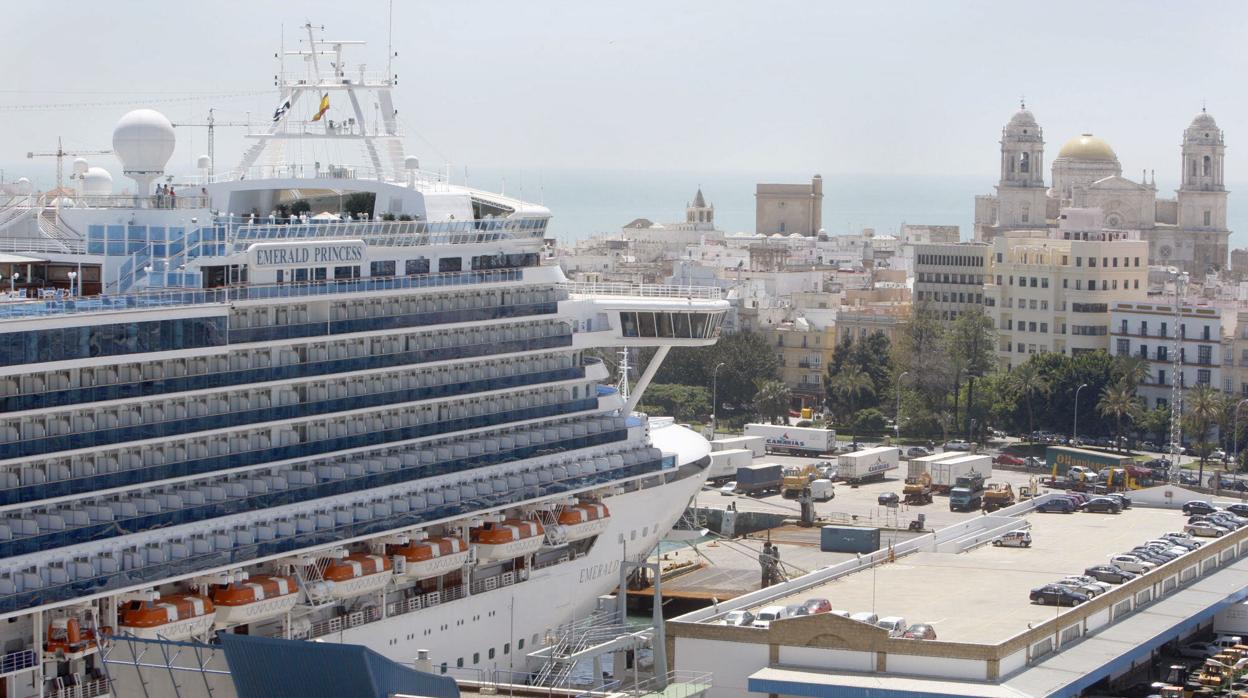 Un crucero atracado en el muelle de Cádiz