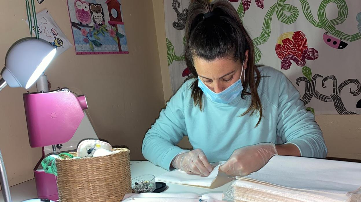 Casi 30 mujeres confeccionan las mascarillas para repartirlas por la población