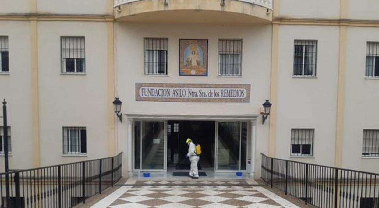 Bomberos desinfecta la residencia de ancianos Nuestra Señora de los Remedios, en Ubrique.