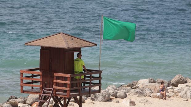 Denuncian despidos en el servicio de salvamento y socorrismo de las playas de Cádiz