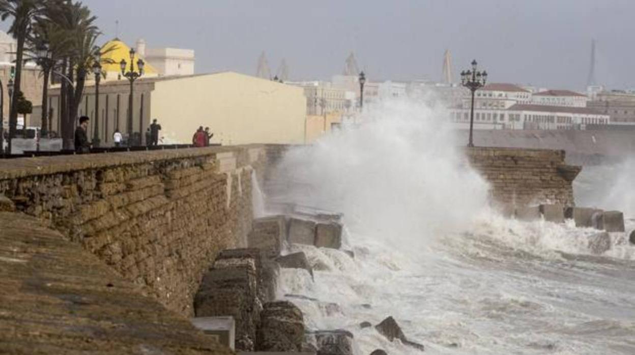 Previstos avisos amarillos por oleaje en el litoral de Cádiz y el Estrecho