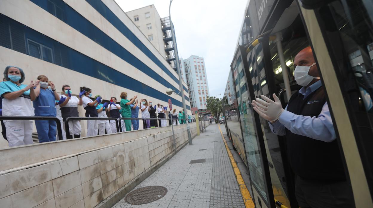 Un conductor de autobus aplaude a los sanitarios del Puerta del Mar.