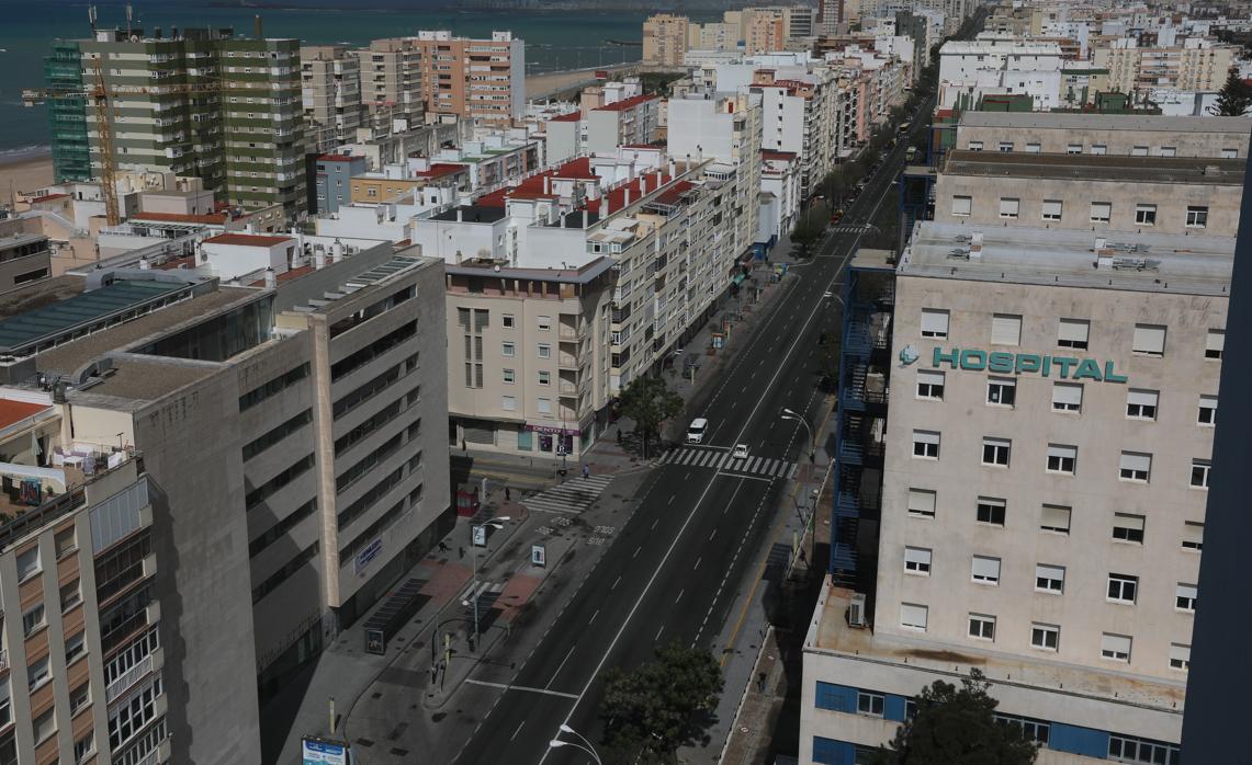 Imagen de la avenida principal de Cádiz, con el hospital Puerta del Mar a la derecha.