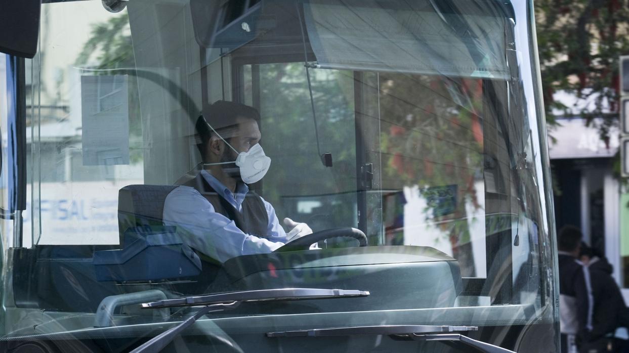 Conductor de autobús urbano en Cádiz, protegido con mascarilla.