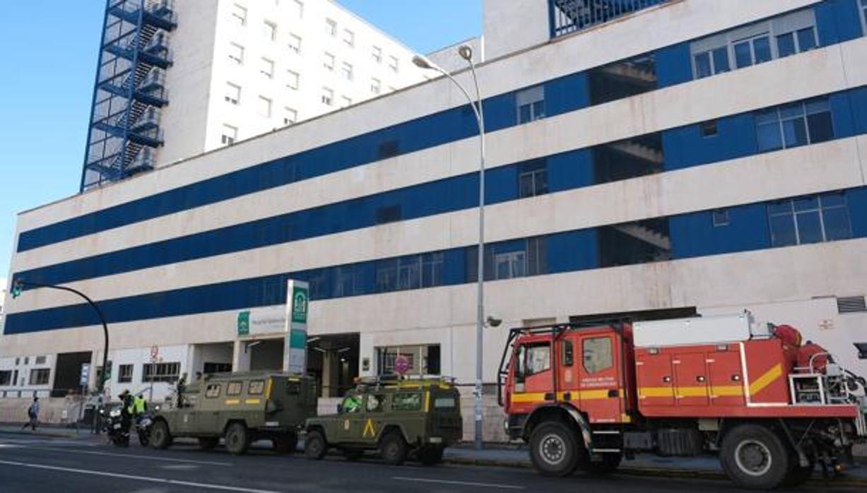 La UME desinfectó los accesos al hospital Puerta del Mar, días atrás.