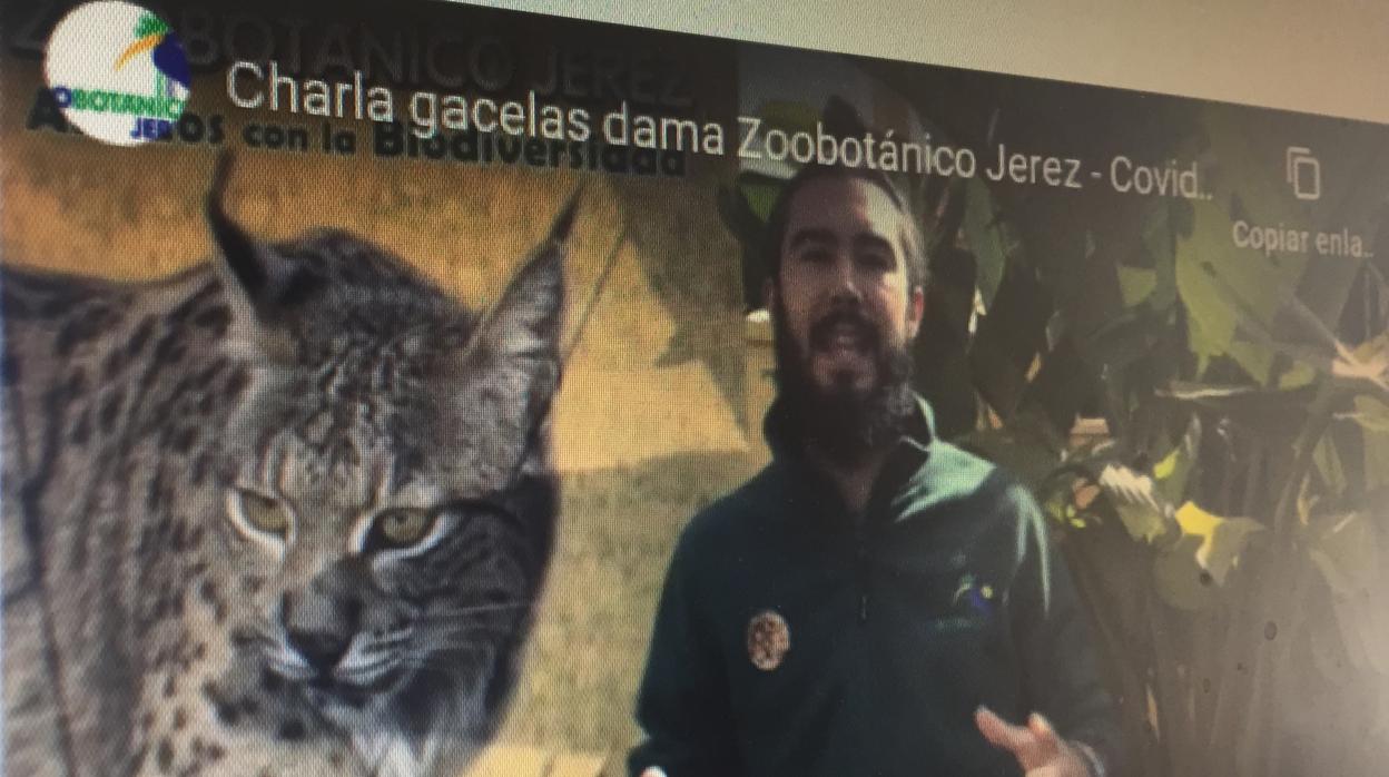Una de las charlas explicativs que ofrece uno de los monitores del zoo de Jerez