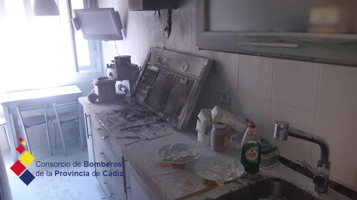 Cocina de la vivienda afectada por el incendio en Cádiz