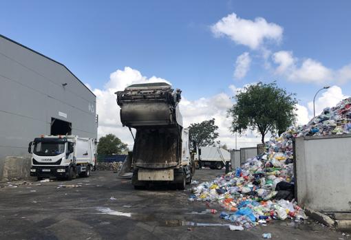 Pueblos de Sevilla rocían la basura con lejía para evitar la propagación del virus