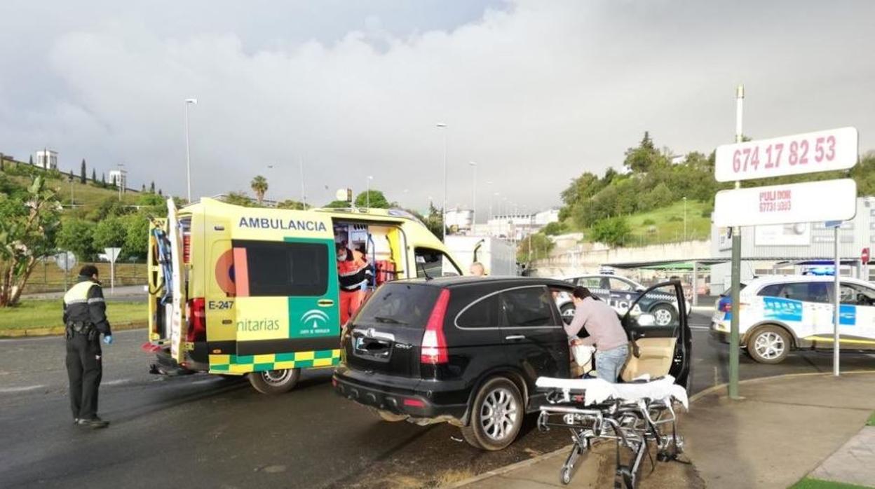 La Policía Local de Tomares y los sanitarios atienden al parto de una mujer en su coche en el polígono El Manchón