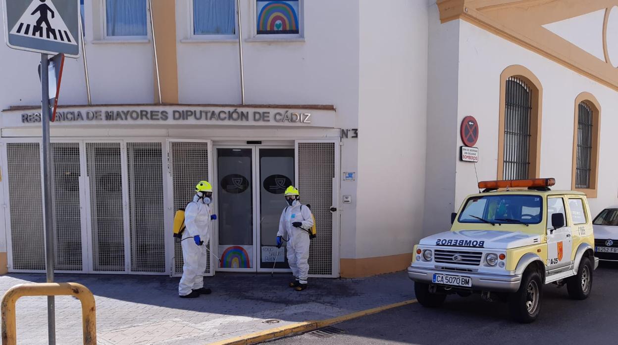 Desinfección en la residencia de mayores 'El madrugador' de El Puerto.