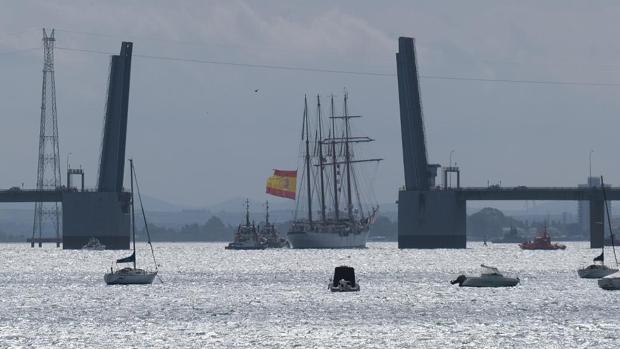 Los gaditanos acompañan a Elcano desde sus balcones en su regreso a casa