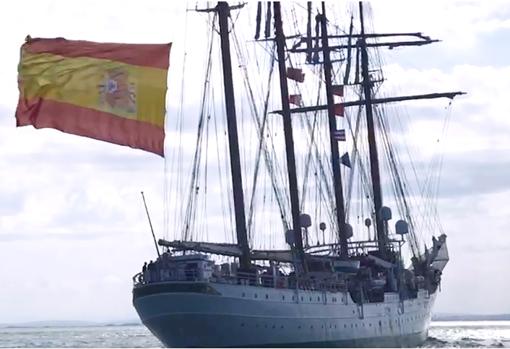 Los gaditanos acompañan a Elcano desde sus balcones en su regreso a casa