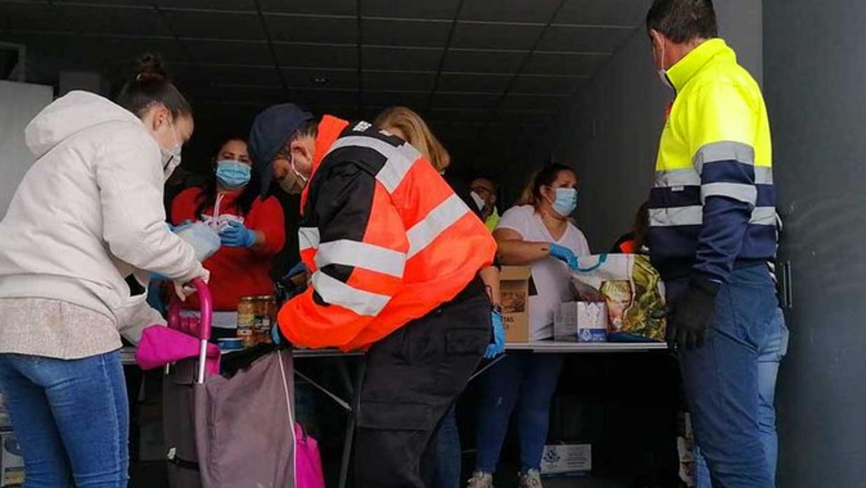 Reparto de alimentos a vecinos de El Puerto.