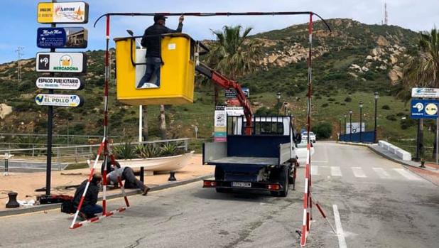 Zahara de los Atunes instala un arco desinfectante para vehículos en uno de sus accesos