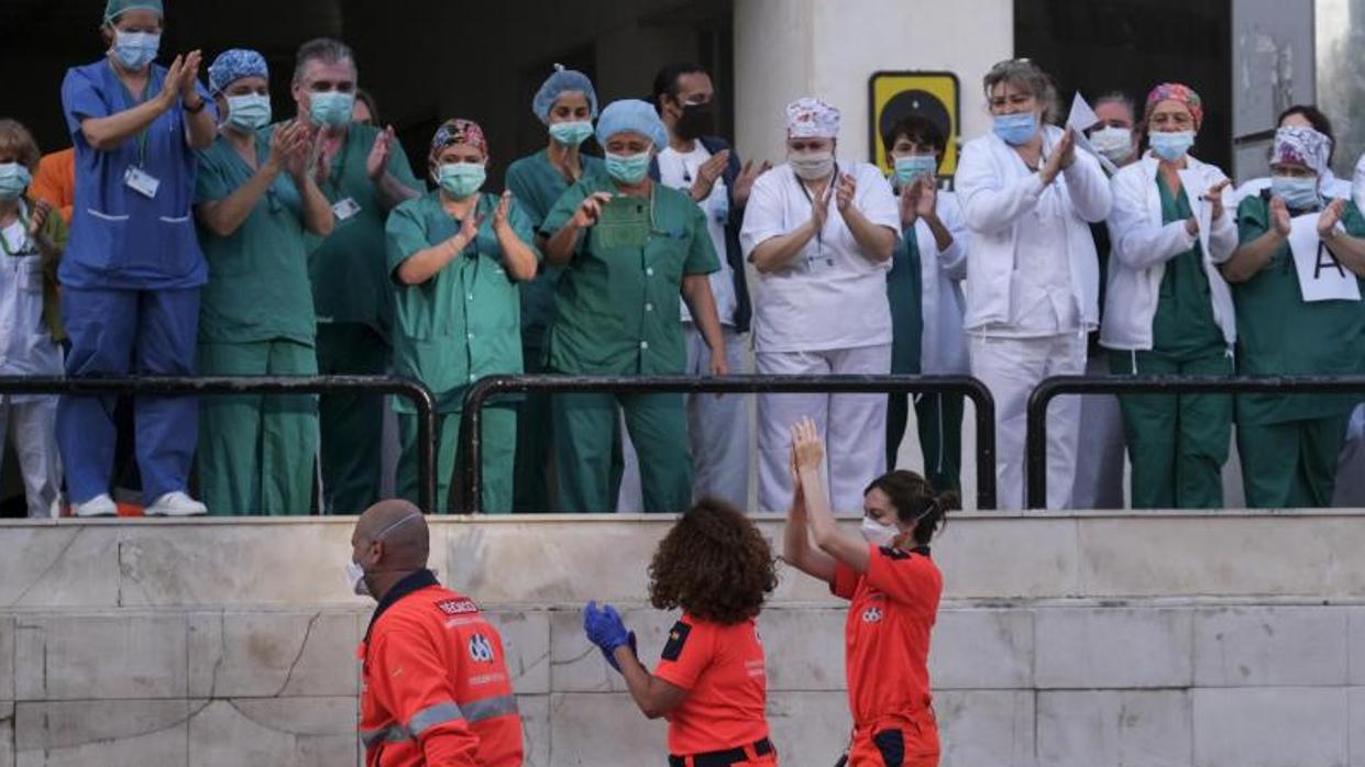 Sanitarios gaditanos se aplauden mutuamente por su labor frente al Covid-19.