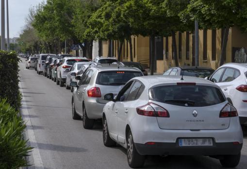 Los coches, esta mañana a las puertas del centro de salud de La Paz en Cádiz.