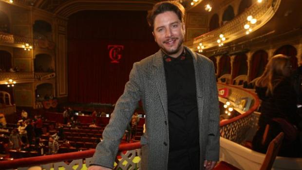 Manuel Carrasco interpreta un pasodoble del Carnaval de Cádiz en su segundo concierto #quedateEncasa