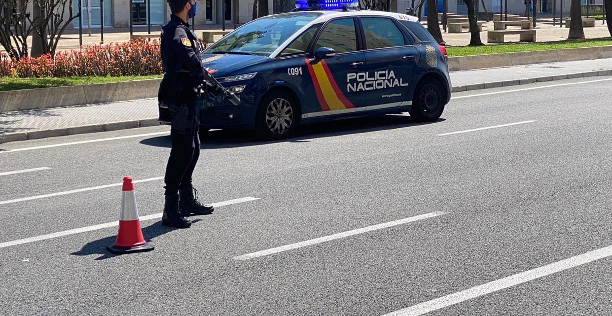 Un agente en un control en el acceso a Cádiz capital.