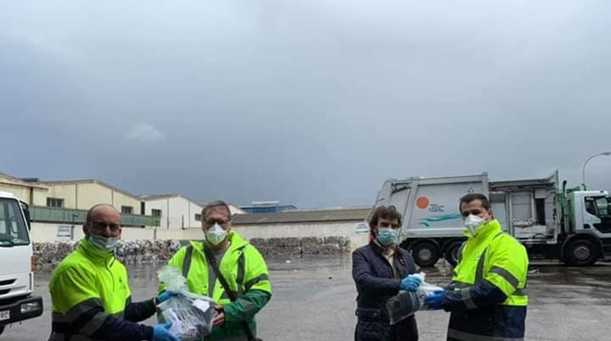 Reparto de las mascarillas de Torrent para trabajadores de las subcontratas y los taxistas