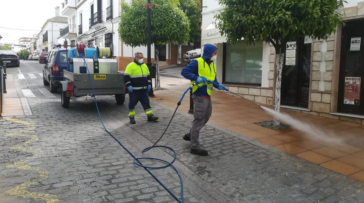 Trabajadores municipales realizan labores de desinfección en las calles de Prado del Rey.