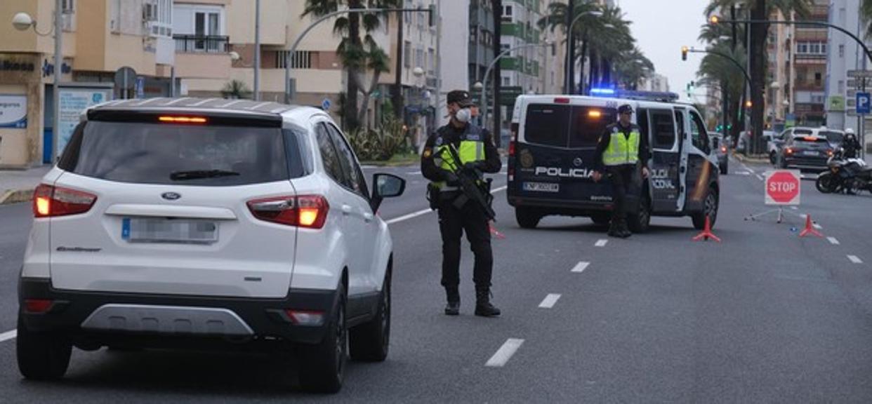 Control de la Policía Nacional en la Avenida en Cádiz.