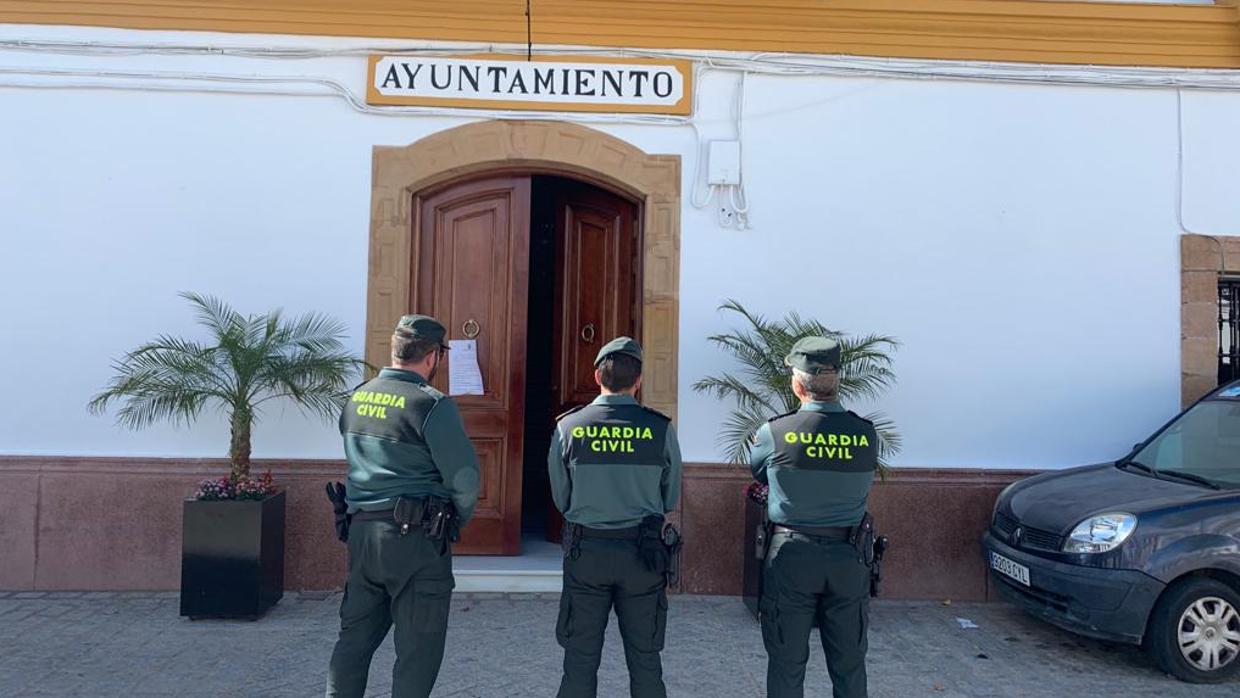 Agenes de la Guardia Civil en la puerta del Ayuntamiento de Algar.