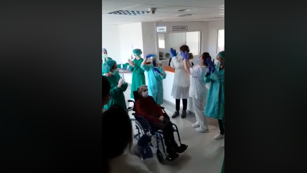 Vídeo: El emotivo aplauso del personal sanitario a los ancianos de la Residencia Cruz Roja de San Fernando