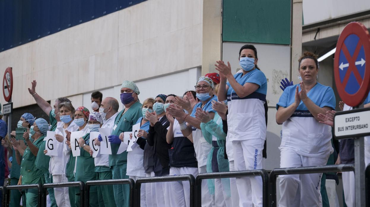 Aplausos en el Hospital Universitario Puerta del Mar de Cádiz.